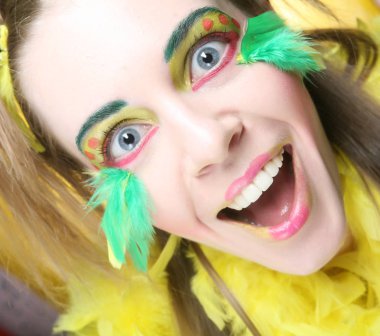 Yaratıcı görünüşlü bir kızın yüzü