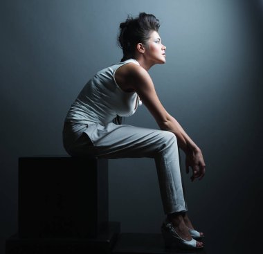 model gri arka plan üzerinde poz