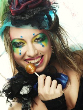 Yaratıcı makyajlı kız lolipop tutuyor. Bebek stili. 