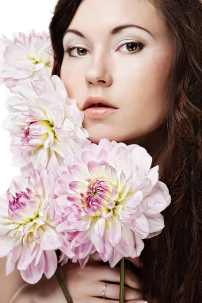 Kvinna med stora rosa blommor — Stockfoto