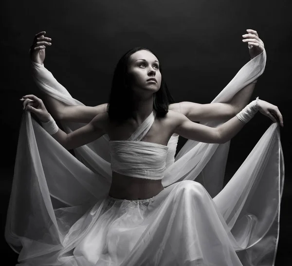 Duas meninas de vestes brancas dançando em semidarkness — Fotografia de Stock