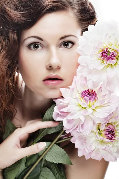 Mulher com grandes flores rosa — Fotografia de Stock