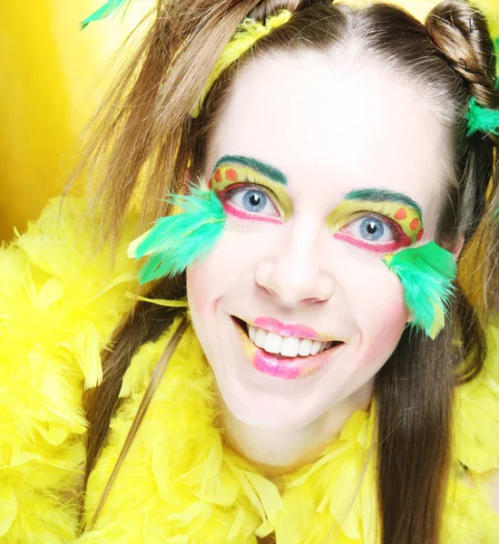 Yaratıcı görünüşlü bir kızın yüzü