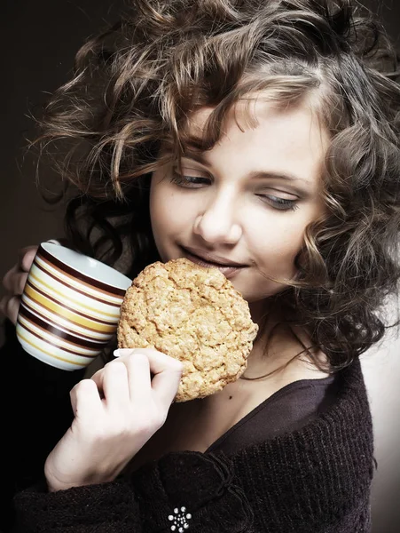コーヒーとケーキを持つ魅力的な女性 — ストック写真