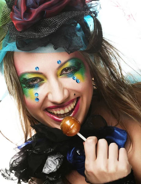 Yaratıcı makyajlı kız lolipop tutuyor. — Stok fotoğraf