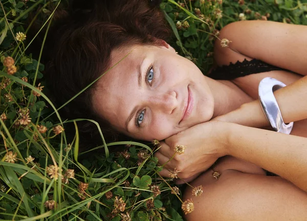 Joven sonriente mujer en la hierba — Foto de Stock