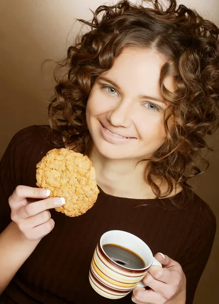 Woman with coffee and cake — ストック写真