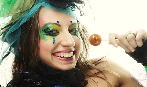 Chica con maquillaje creativo sostiene piruleta. — Foto de Stock