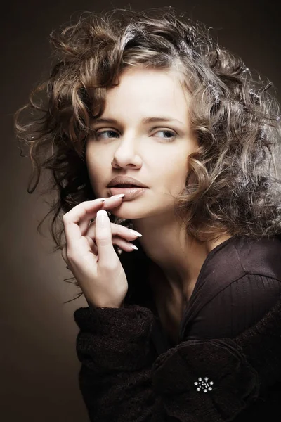 Piękna młoda kobieta z kręconymi włosami — Zdjęcie stockowe