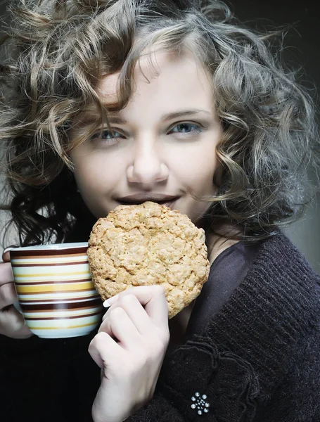 Frau mit Kaffee und Kuchen — Stockfoto