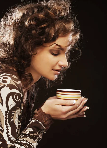 Pretty woman drinking coffee — Stock Photo, Image