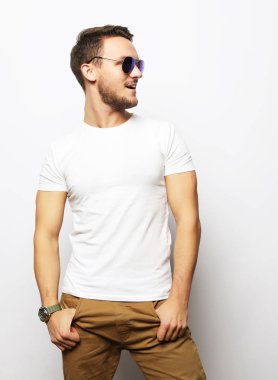 Zarif genç yakışıklı adam. Stüdyo moda portresi.  