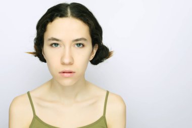 genç esmer model beyaz bir arka plan üzerinde