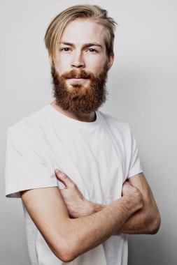 Yaşam tarzı ve insanlar kavramı: sakallı adam kollarını geçti