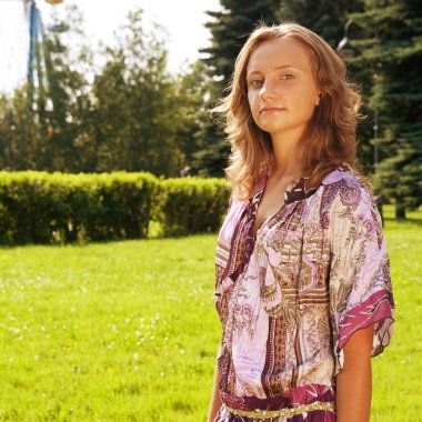 Yaz saati. parkta genç kadın