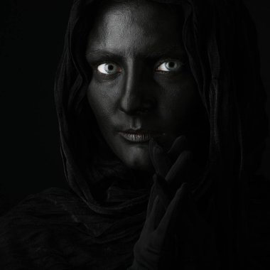 model siyah bir yüzü ile.