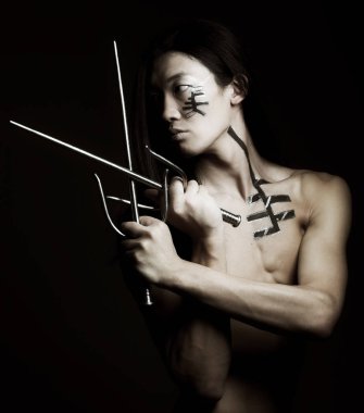 Asyalı çocuk siyah arka plan üzerinde