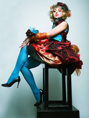 Oyuncak bebek gibi giyinmiş bir kadın resmi. Yaratıcı makyaj.