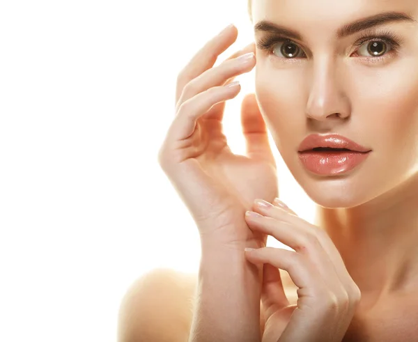 Retrato de mujer, concepto de cuidado de la piel, hermosa piel y manos con uñas de manicura. De cerca. . — Foto de Stock