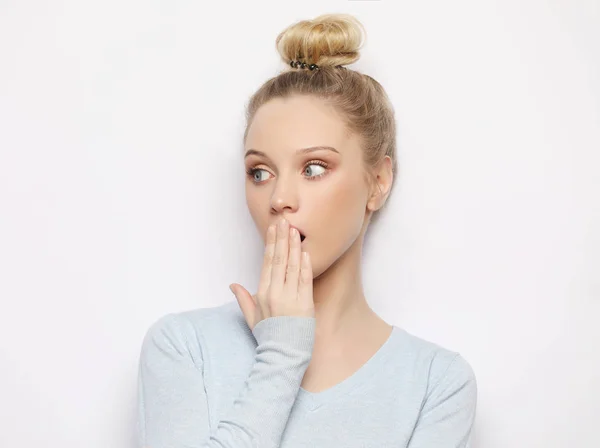 Indoor shot of stupefied shocked blonde woman mantiene la boca ampliamente abierta, mira a la cámara, viste ropa casual — Foto de Stock