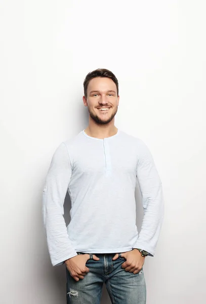 Stilig ung man i smarta casual wear tittar på kameran — Stockfoto