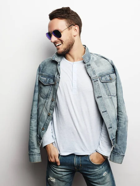 Elegant young handsome manin smart casual wear and sunglasses. — Stock Photo, Image