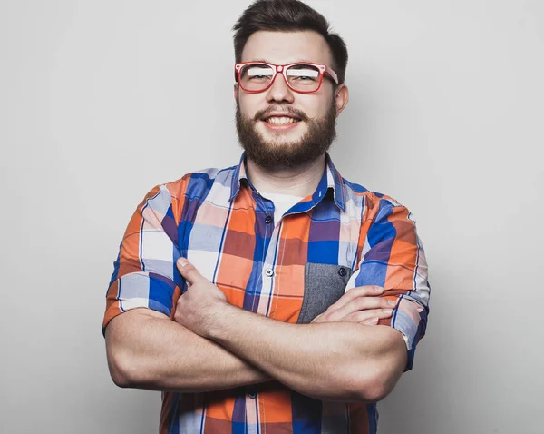 Concepto de estilo de vida y personas: hombre barbudo con los brazos cruzados —  Fotos de Stock