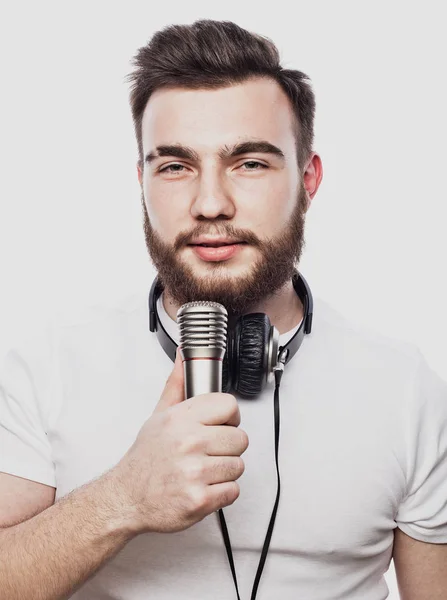 Yaşam tarzı ve insan konsepti: mikrofonlu genç adam şarkı söylüyor — Stok fotoğraf
