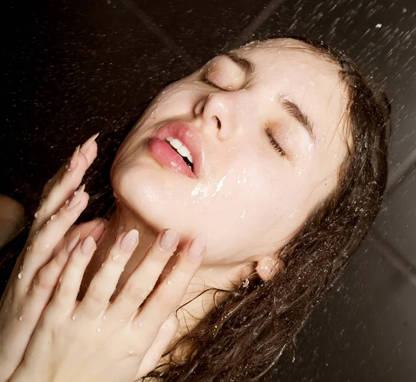 Meisje neemt een douche — Stockfoto