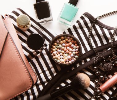 Güzellik ve moda kavramı: düz kopya alanı ile pembe deri kadın çanta, kozmetik, Aksesuar ve smartphone beyaz zemin üzerinde yatıyordu