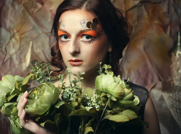 Primer plano retrato pelirrojo mujer con brillante creativo maquillaje celebración de flores secas — Foto de Stock