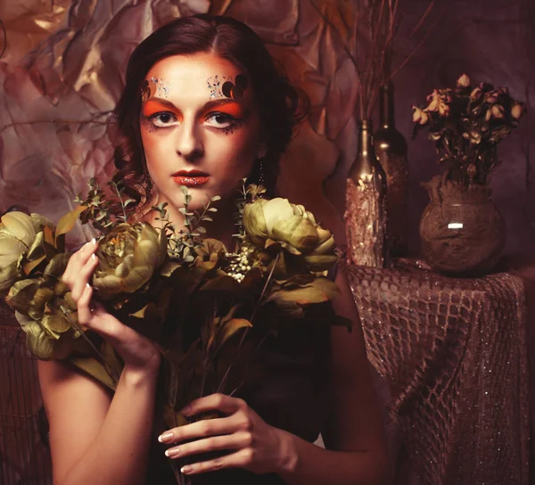 Kuru çiçek tutan kadar parlak yaratıcı olun ile portre Dişileştirilmiş kadın kadar yakın