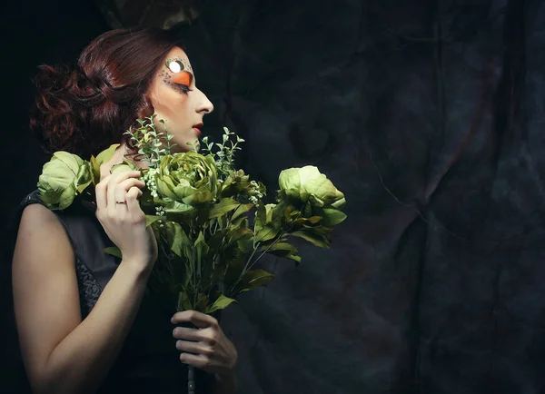 Primer plano retrato pelirrojo mujer con brillante creativo maquillaje celebración de flores secas —  Fotos de Stock