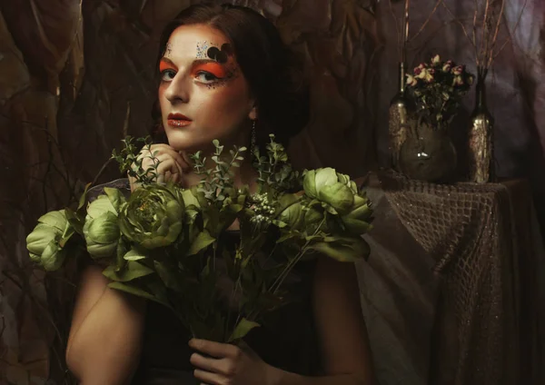 Κοντινό πλάνο Γυναίκα redhair πορτρέτο με φωτεινά δημιουργική συνθέτουν κρατώντας ξηρά λουλούδια — Φωτογραφία Αρχείου