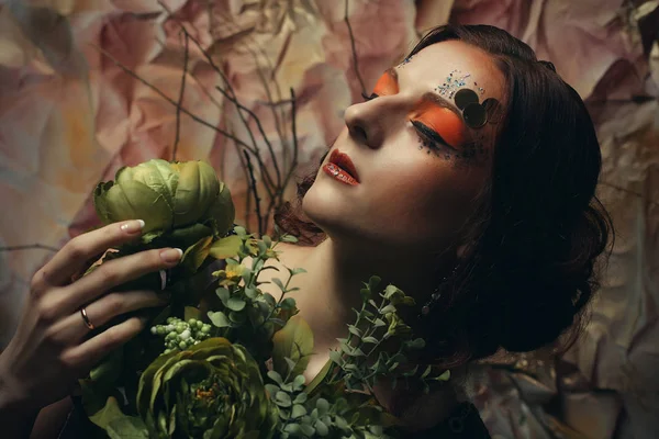 Nahaufnahme Porträt Rothaarige Frau mit hellen kreativen Make-up hält trockene Blumen — Stockfoto