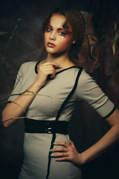 Retrato de moda de chica hermosa romántica con peinado, labios rojos, arte dress.Princess en casa mistery . —  Fotos de Stock