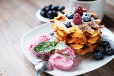 Dondurma ve taze meyveler - ahududu ve yaban mersini ile Belçika Waffle tabak