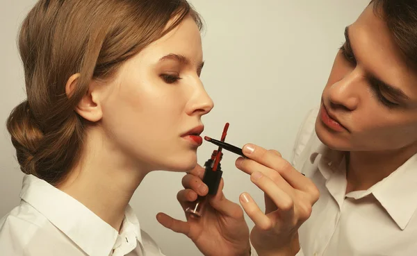 El artista de maquillaje hace maquillaje para modelo joven —  Fotos de Stock