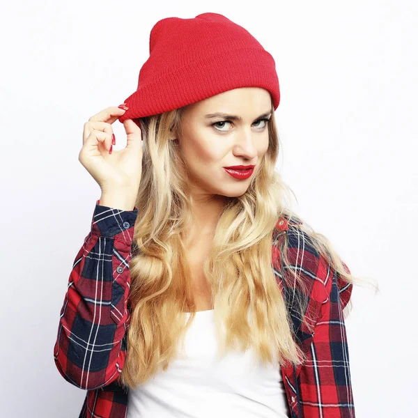 Concepto de estilo de vida. hipster mujer rubia con brillante sexy maquillaje usando elegante camisa a cuadros urbanos y sombrero rojo — Foto de Stock