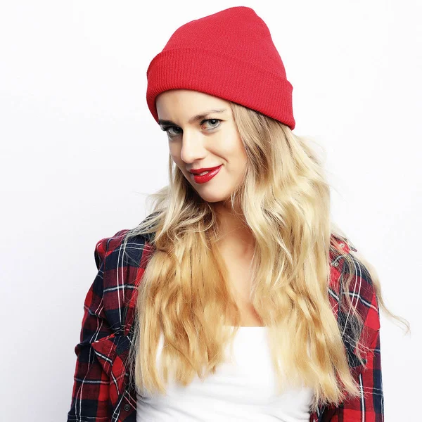 Έννοια τρόπου ζωής. hipster ξανθιά γυναίκα με φωτεινά σέξι συνθέτουν φορώντας μοντέρνο αστικό καρό πουκάμισο και κόκκινο καπέλο — Φωτογραφία Αρχείου