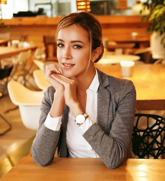 Estilo de vida, negocio y concepto de la gente: Mujer de negocios exitosa sentada en la cafetería . — Foto de Stock