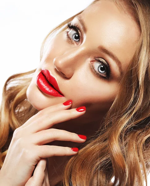 Güzel bir kadın yüzü tatlı uzun sarı saçlı ve canlı kırmızı ruj — Stok fotoğraf