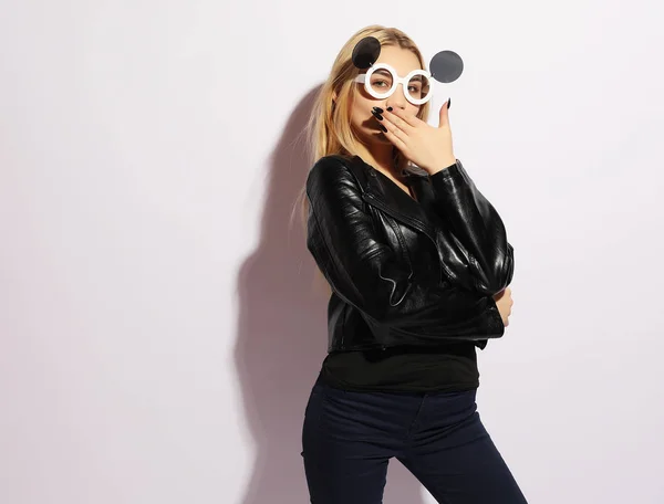 Krása a módní koncept: mladá žena s kreativními slunečními brýlemi — Stock fotografie