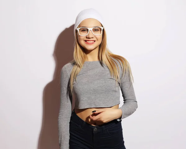 Cool hipster student woman wearing white eyewear glasses and hat. Caucasian female university student looking at camera smiling happy. — Stock Photo, Image