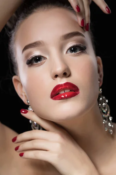 Sexy chica de belleza con labios rojos y uñas. Mujer de lujo, pendientes de joyería . — Foto de Stock