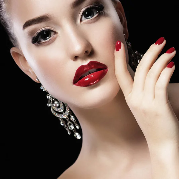 A szexi szépség lány piros ajkak és a körmök. Luxus nő, ékszer fülbevaló. Divat barna — Stock Fotó