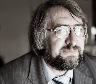 kıdemli yetişkin profesör