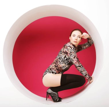 seksi kadın daire içinde poz