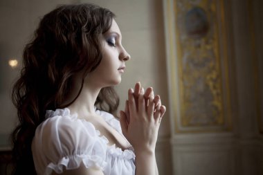 Beyaz elbiseli güzel genç Victoria Bayan portresi