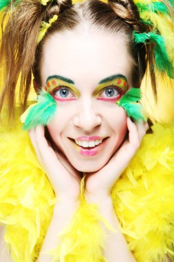 Yaratıcı görünüşlü bir kızın yüzü